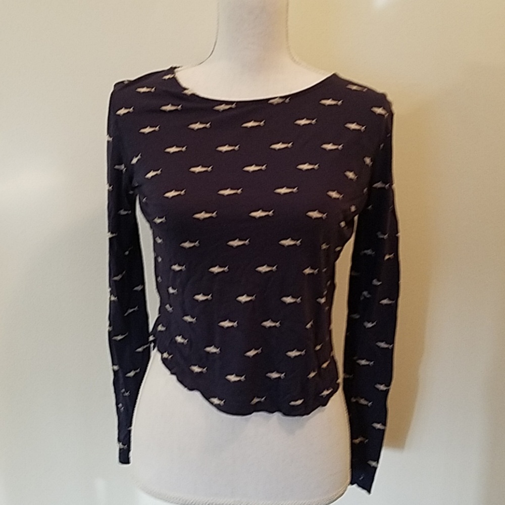 (4 for $12) H&M shark long sleeve crop top